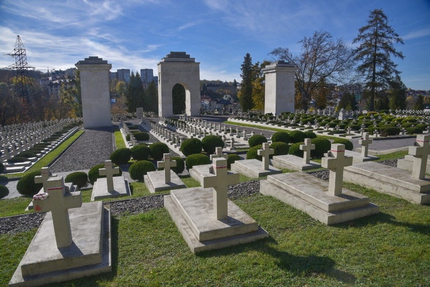 Trwa sprzątanie kwater polskich wojskowych na Cmentarzu Orląt Lwowskich we Lwowie [ZDJĘCIA]