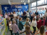 Kolędowanie w Przedszkolu "Magical World" w Jędrzejowie. Dzieci zaśpiewały z seniorami. Zobacz zdjęcia i film 
