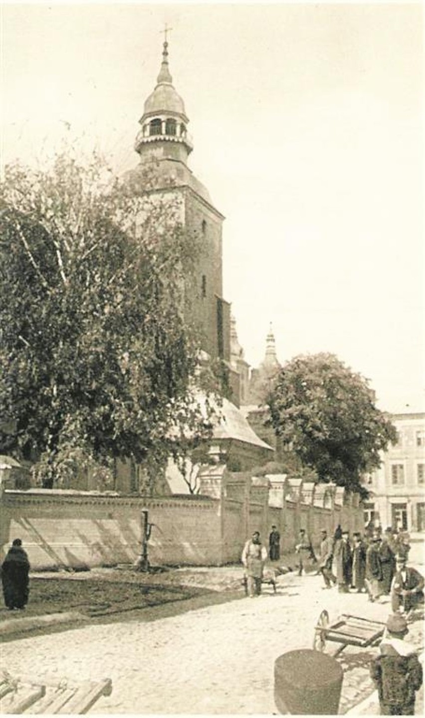 Kościół farny w Piotrkowie pochodzi z przełomu XIV i XV w....