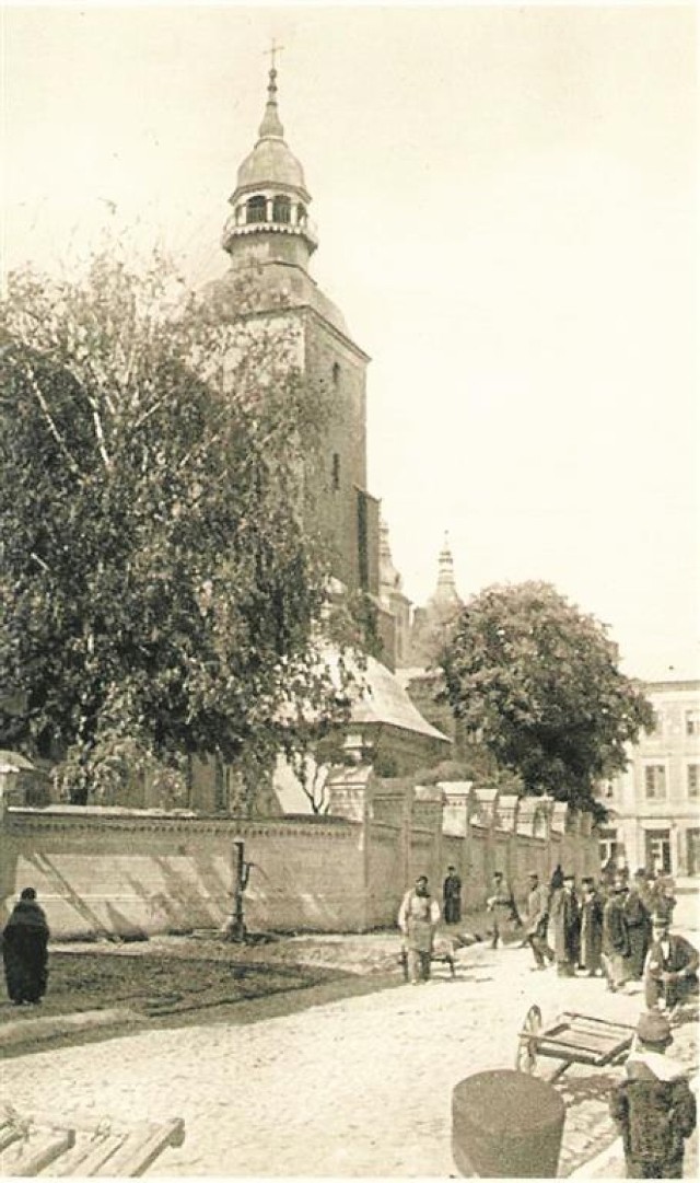 Kościół farny w Piotrkowie pochodzi z przełomu XIV i XV w.  Odprawiano w nim nabożeń-stwa inaugurujące obrady sejmów koronnych, odbywały się tam też inauguracje sesji Trybunału Koronnego