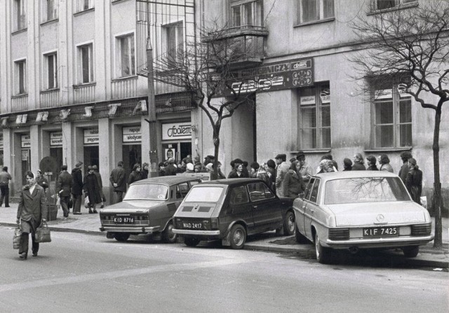 Ogromne kolejki, żywność na kartki, komitety kolejkowe. Taki obrazek mamy przed oczyma wspominając czasy PRL-u. Pamiętacie? Zobaczcie jak kielczanie robili zakupy w minionej epoce.

>>>ZOBACZ WIĘCEJ NA KOLEJNYCH SLAJDACH