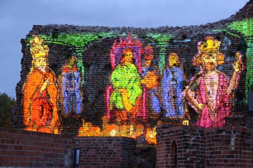 Zdjęcia z pokazu światło-dźwięk KOMTURIA na zamku krzyżackim w Toruniu