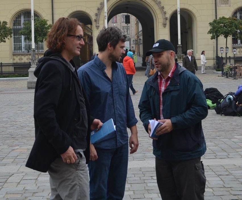 Głuchowski i Czubaj wzięli książkę "Śmierć w błękitnej...