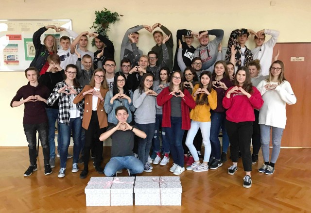 Uczniowie II LO w Kaliszu sprawili mikołajkową niespodziankę dzieciom ze szkoły szpitalnej w Kaliszu