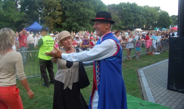 Na jarmarku bawią się wszyscy! Na zdjęciu: poseł Krystyna Kłosin i dyrektor MDK Ludwik Bach