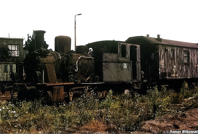 Tak wyglądał eksponat warszawski - parowóz TKh1-13 w 1979 roku (na stacji Warszawa Główna) po zakończeniu służby w PKP,  przed remontem.