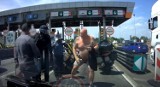 Ale bójka na A4! Motocyklista kontra kierowca VW. Pięści poszły w ruch przed bramkami pod Wrocławiem [FILM]