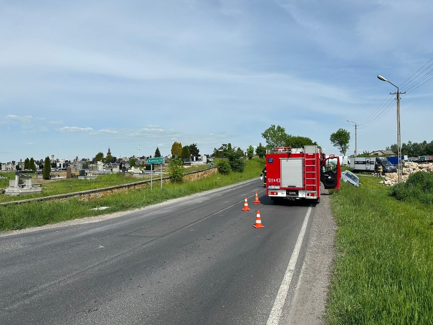 Wypadek w Kodrębie. Sprawca zjechał na przeciwległy pas i doprowadził do zderzenia. ZDJĘCIA