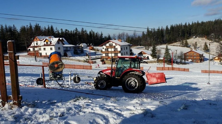 Śnieg w górach. Pierwszy wyciąg w Beskidach już działa [ZDJĘCIA]