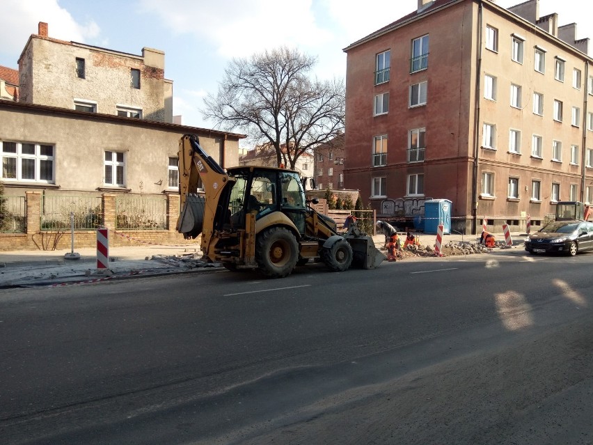 Remont zatok autobusowych przy ulicy Bankowej w Kaliszu. W...