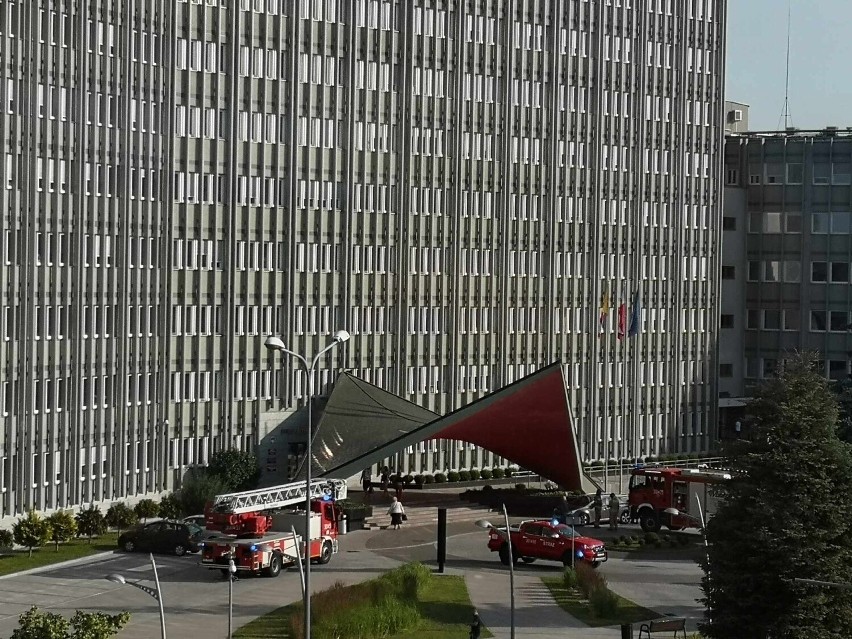 Wozy strażackie przed Urzędem Marszałkowskim w Kielcach. Wszystko przez alarm z monitoringu