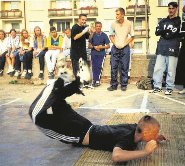 Koncerty i pokazy break dance podczas Rap Festivalu  przed Klubem Podhale w Piotrkowie z 29 sierpnia 1996 roku