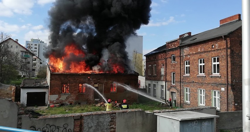 Pożar w Kaliszu. Płonął budynek przy ulicy Kolejowej. ZDJĘCIA, WIDEO