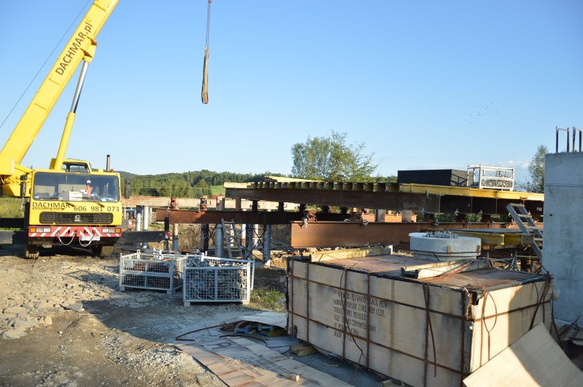 Trwa budowa nowego mostu w Kamyku, przeprawa ma być gotowa jeszcze tej jesieni - zobacz zdjęcia