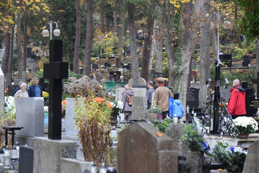 Wszystkich Świętych 2022. Jak święto wygląda na Cmentarzu Witomińskim? Gdynianie powoli zbierają się na grobach najbliższych