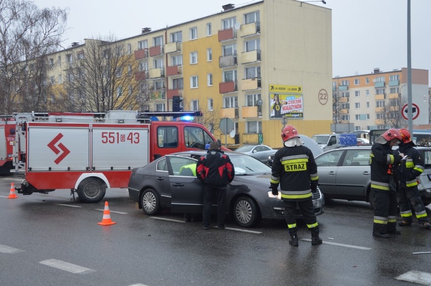 Wypadek na DK 6 w Wejherowie. Ciężarówka zderzyła się z samochodami osobowymi [ZDJĘCIA]