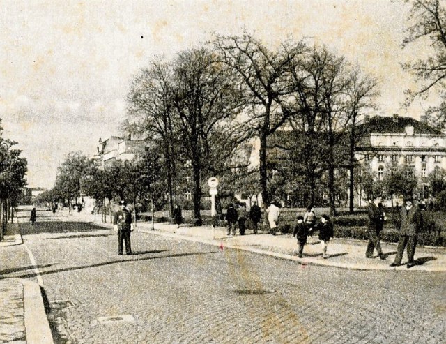 Widok ul. Solankowej z 1950 r. Na skwerze po prawej (tam, gdzie do 1939 r. była zburzona wtedy przez Niemców wielka synagoga) w 1966 r. stanie pomnik Jana Kasprowicza