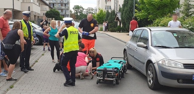 Do zdarzenia doszło w czwartek (6 czerwca) pod wieczór na ul. Waszczyka w Zielonej Górze.

Ze wstępnych ustaleń policji wynika, że dziewczynka wysiadła z auta, które prowadził jej ojciec. Wtedy wbiegła na ulicę prosto pod nadjeżdżający samochód i została potrącona.
 
Na miejsce przyjechało pogotowie ratunkowe. Ranna dziewczynka została przewieziona do szpitala. Policjanci zielonogórskiej drogówki ustalają szczegóły zdarzenia.

Zobacz też: Zaginieni. Każdego roku w Polsce ginie nawet 20 tysięcy osób
