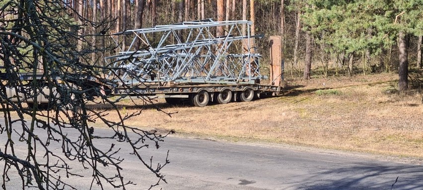 Słup energetyczny w Polu (gm. Gubin) po wichurze. W...