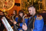 Koncert kolędowo - karnawałowy w Miechucinie - gra Młodzieżowa Orkiestra Dęta z Łapalic