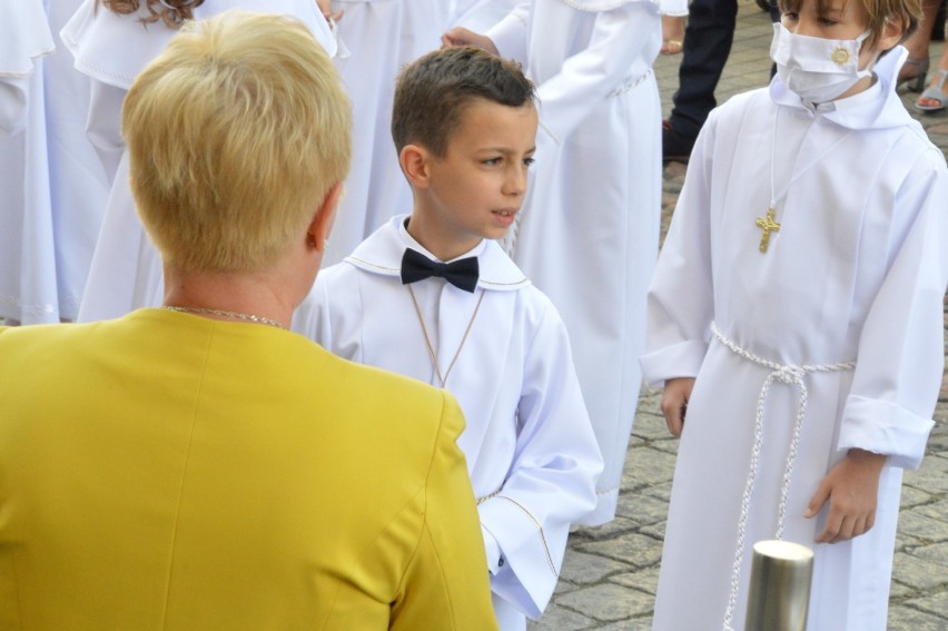 Pierwsza Komunia Święta w Rawiczu 2020. Dzieci z parafii pw. św. Andrzeja Boboli przyjęły sakrament [ZDJĘCIA]