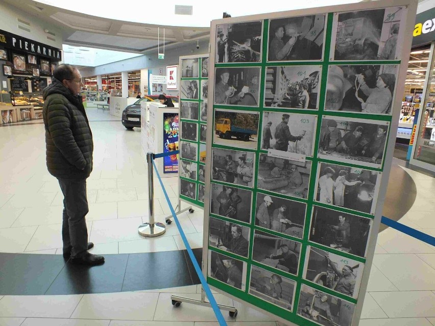 W Starachowicach wystawa 116 archiwalnych zdjęć pracowników Fabryki Samochodów Ciężarowych. Szukaj tam swoich rodziców i dziadków