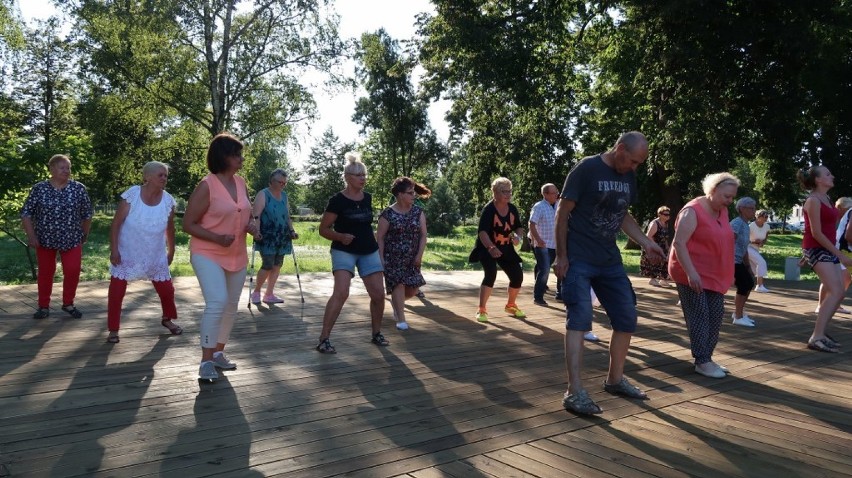 Leszno. Członkowie stowarzyszenia „Wygraj Siebie” tańczą w Parku Hermana. Zajęciom towarzyszy niezwykła energia i radość [ZDJĘCIA]