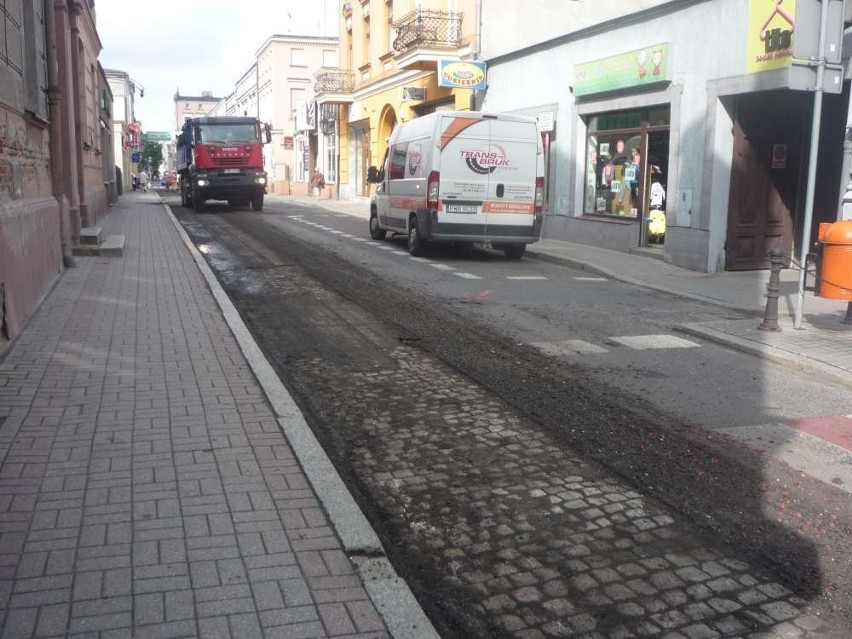 Na ulicy Moniuszki w Gnieźnie trwają prace techniczne...