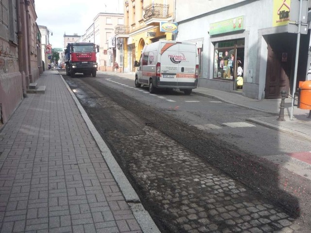 Na ulicy Moniuszki w Gnieźnie trwają prace techniczne polegające na wymianie nawierzchni.