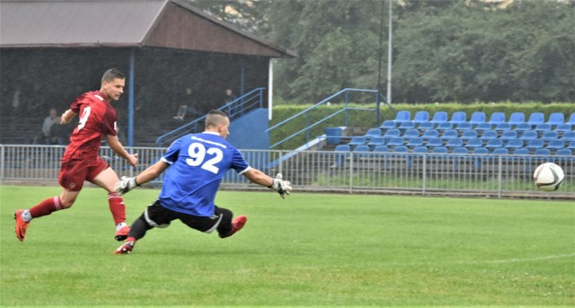 Kacper Chełmecki zdobywa bramkę dla krakowian, wygrywając pojedynek z Kacprem Mioduszewskim, bramkarzem oświęcimian.