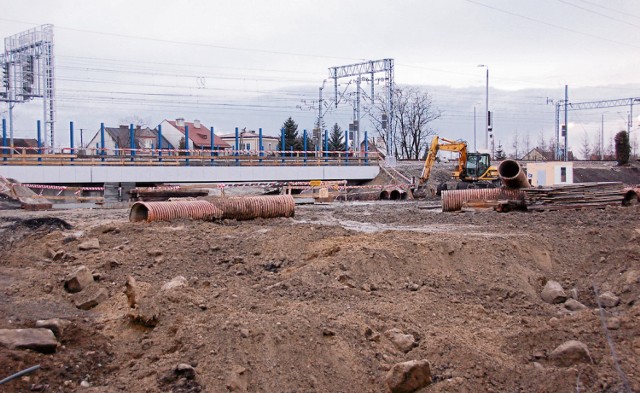 W Bogumiłowicach na budowie od dawna nie dzieje się nic. Nowy, wysoki na 4,60 m wiadukt jest już wprawdzie niemal gotowy, ale wciąż nie ma drogi pod nim i kierowcy muszą jeździć objazdami.