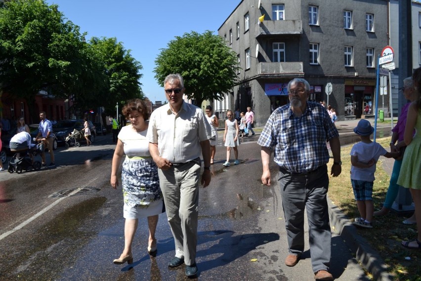 Procesja trzech parafii przeszła ulicami Kartuz. Homilię...