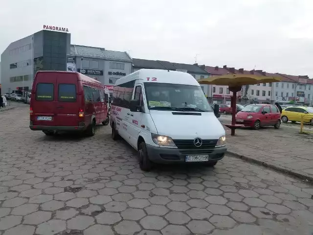 Busy na pl. Kościuszki w Tomaszowie przed wyjazdem na trasę do Piotrkowa Tryb.