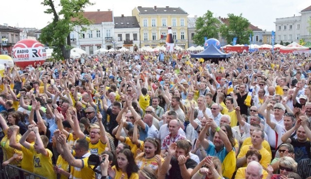 Prawdziwe tłumy kibicowały na kieleckim Rynku