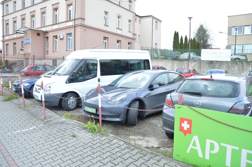 W tym miejscu powstanie zadaszony parking dla karetek...