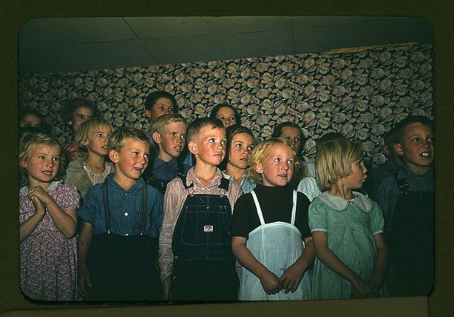 Źródło: http://commons.wikimedia.org/wiki/File:The_Library_of_Congress_-_School_children_singing,_Pie_Town,_New_Mexico_%28LOC%29.jpg