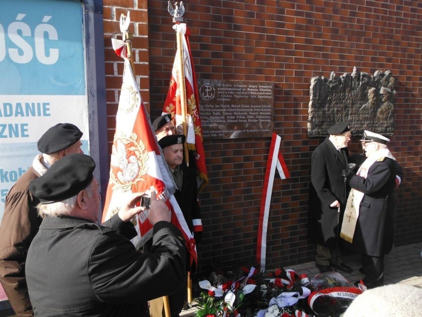 W Gdańsku upamiętniono ofiary terroru komunistycznego. Na murze aresztu odsłonięto tablicę ZDJĘCIA