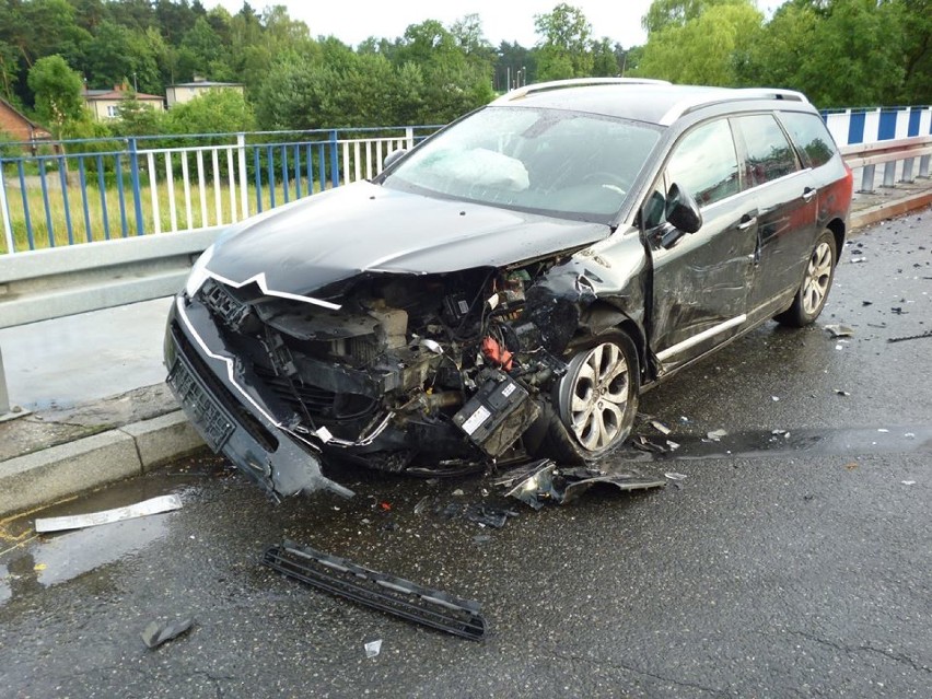 Wypadek w Knurowie. Fiat czołowo zderzył sie z citroenem, trzy osoby ranne [ZDJĘCIA]