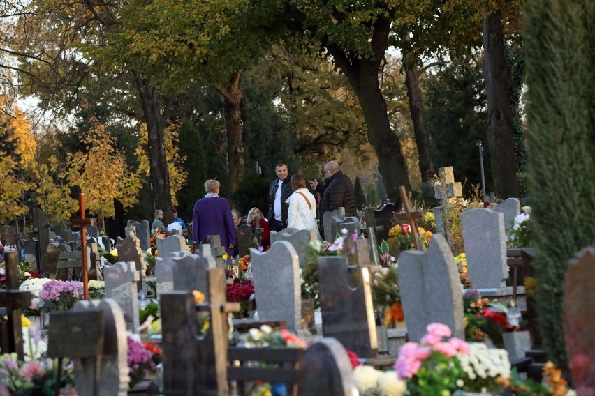 Tłumy na legnickim Cmentarzu Komunalnym w przeddzień Wszystkich Świętych