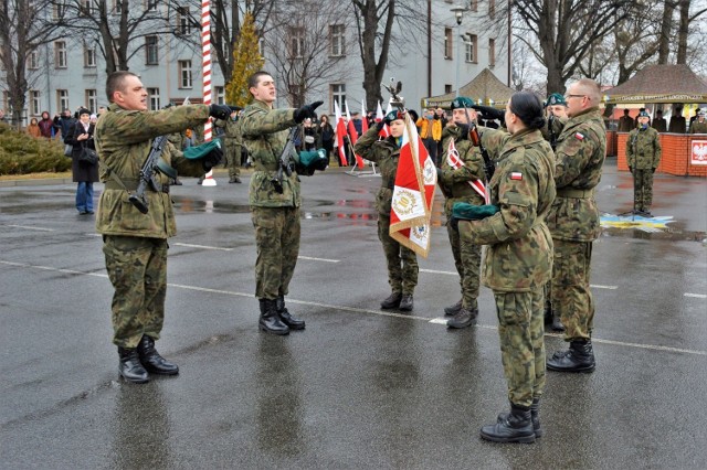 71 elewów złożyło przysięgę wojskową w 10 Opolskiej Brygadzie Logistycznej. Uroczystość odbyła się w sobotę, 26 lutego, w obecności ich rodzin oraz członków kadry oficerskiej. Oprócz samego ślubowania, najbardziej widowiskowym elementem była defilada pododdziałów.