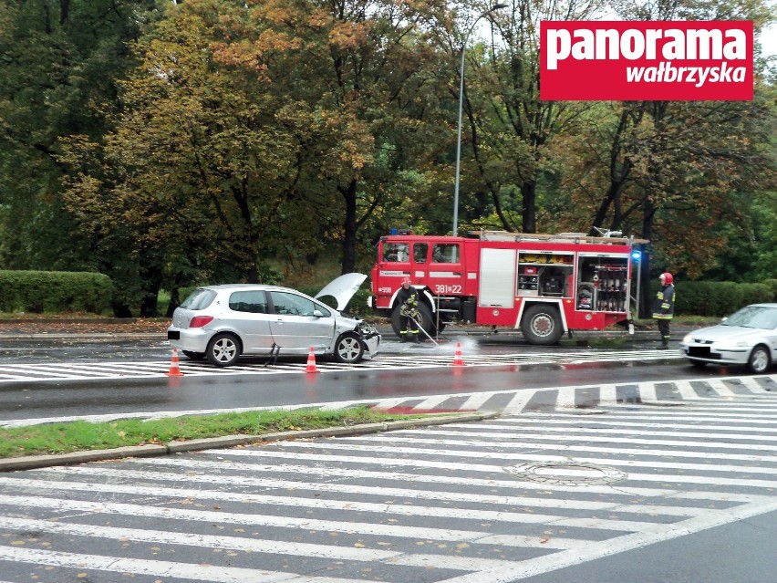 Zderzenie samochodów osobowych marek Ford i Peugeot na ul....