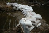 Kaczory. Po 16 latach przerwy z jeziora Kopcze znów wypływa rzeka. Do Gwdy ma jeszcze 6,5 kilometra [ZDJĘCIA]