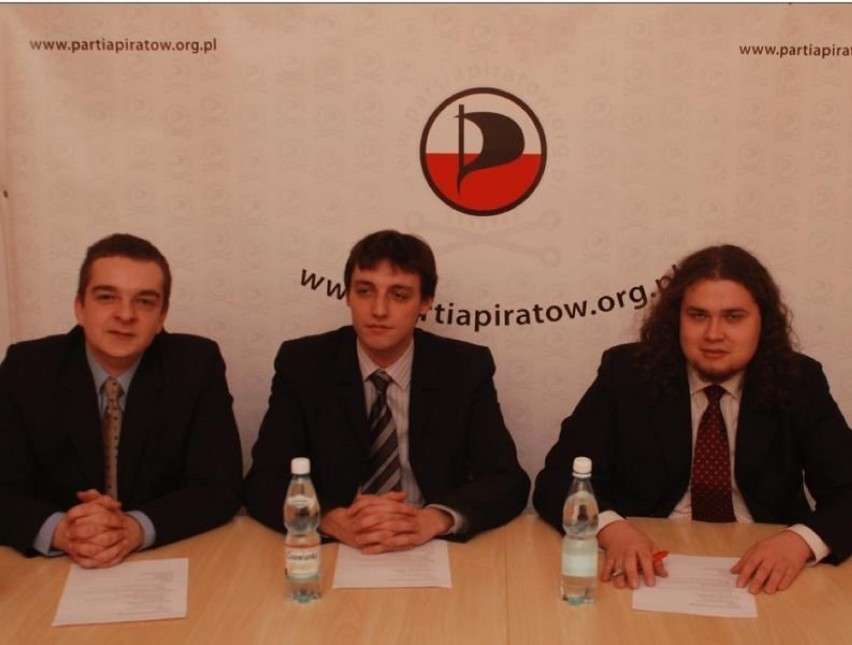 Członkowie Partii Piratów, od lewej Dominik Łabudziński,...