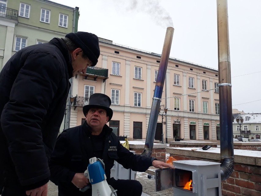 Pokaz palenia w piecu metodą od góry na Rynku Trybunalskim w...