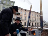 Pokaz palenia w piecu metodą od góry na Rynku Trybunalskim w Piotrkowie [ZDJĘCIA, FILM]