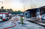 Bardzo groźny pożar brykietu w Wiechlicach. Z ogniem walczy 15 zastępów straży pożarnej