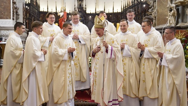 W tym roku diecezja tarnowska wzbogaciła się o dziesięciu nowych kapłanów. W sobotę przyjęli święcenia w katedrze