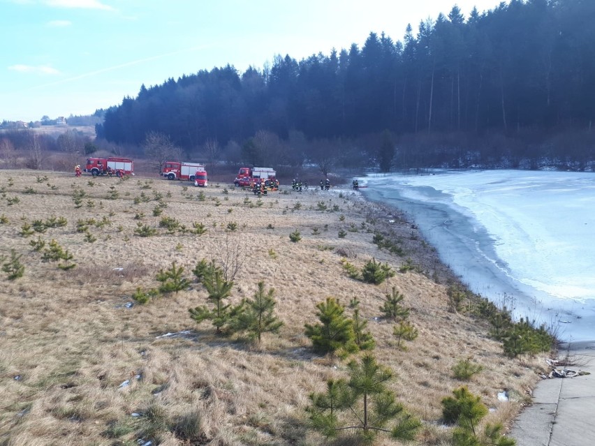 Sucha Beskidzka: Strażacy ćwiczyli ratowanie ludzi tonących pod lodem [GALERIA]