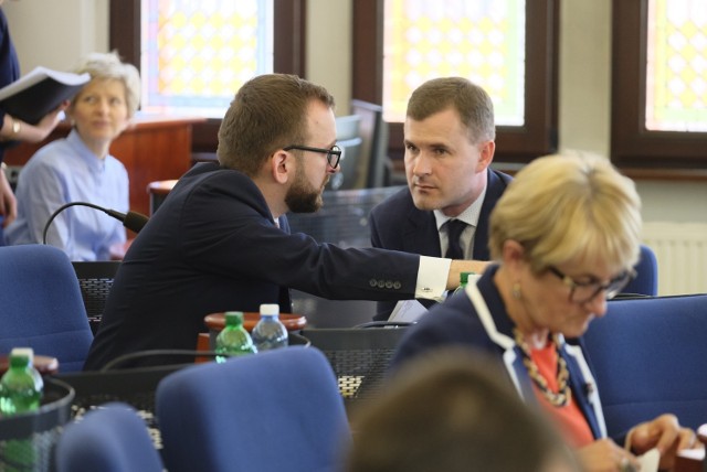Wojciech Klabun (z lewej) z Jacek Kowalski podczas sesji Rady Miasta Torunia w 2018 roku