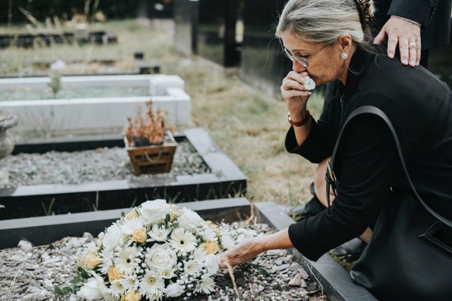 Pierwsza wizyta na cmentarzu po śmierci bliskiej osoby jest dla osób w żałobie bardzo trudna. Warto poprosić rodzinę lub przyjaciół o wsparcie i towarzystwo w tym trudnym dniu.